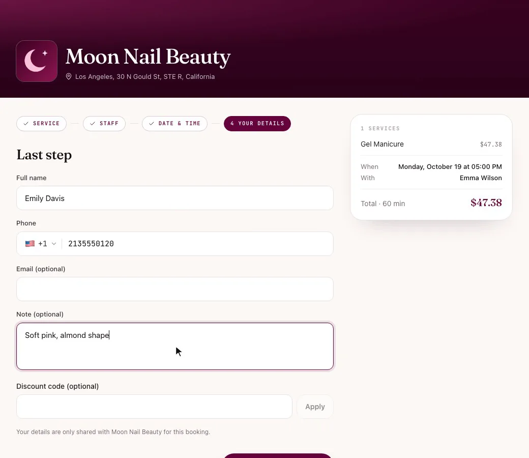 Page de réservation, dernière étape : nom, téléphone, e-mail facultatif, une note indiquant rose pâle, forme amande, et un code promo facultatif