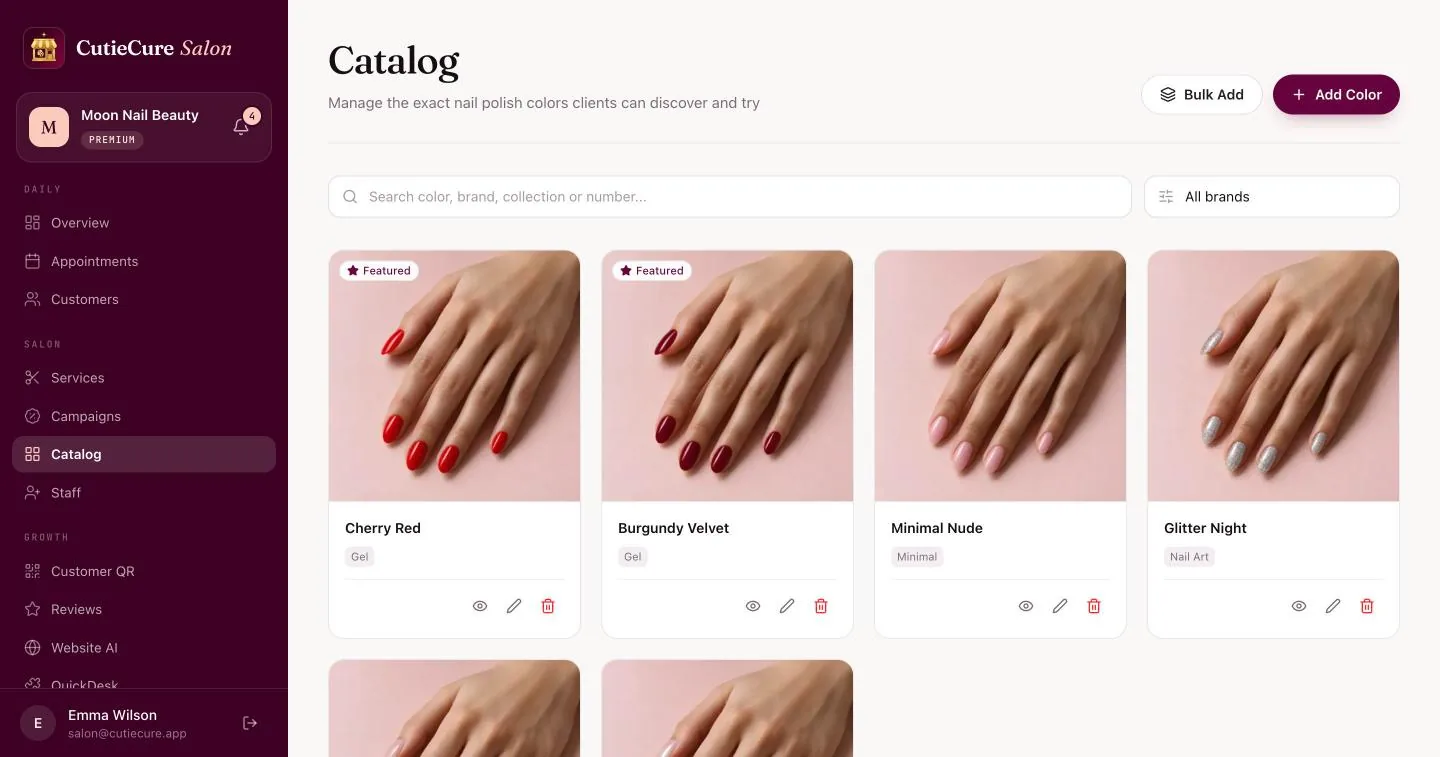 Écran Catalogue de CutieCure Salon pour le salon de démo : créations comme Cherry Red et Burgundy Velvet, chacune avec une photo de main, une catégorie et des badges En vedette, et les boutons d'ajout groupé et d'ajout