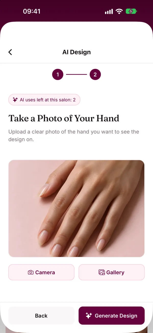 Étape 2 d'AI Design : une photo de main ajoutée, avec les boutons Appareil photo, Galerie et Générer la création