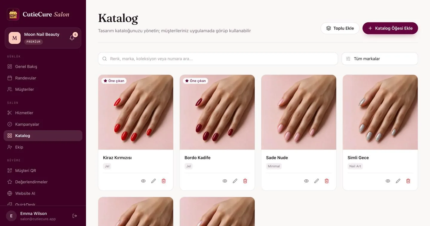 Demo salonun CutieCure Salon Katalog ekranı: Kiraz Kırmızısı ve Bordo Kadife gibi el fotoğraflı tasarımlar, kategori etiketleri, Öne çıkan rozetleri, Toplu Ekle ve Katalog Öğesi Ekle düğmeleri