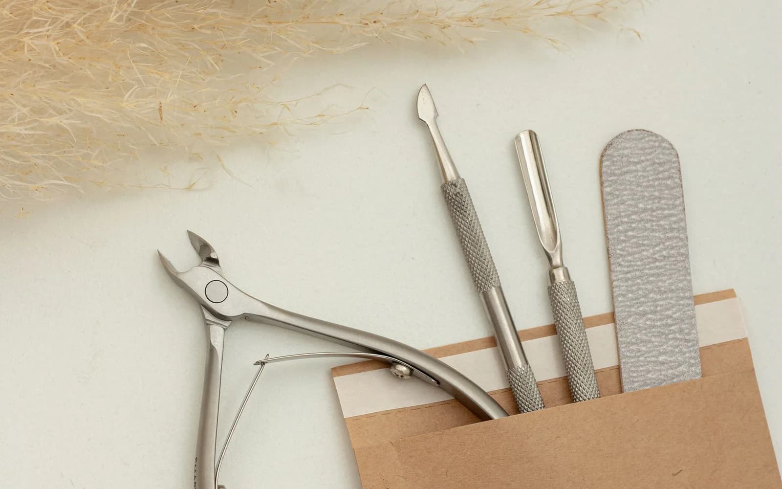 Instrumentos de manicure limpos em um envelope de esterilização kraft